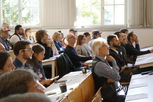 zuhörende Gäste im Hörsaal