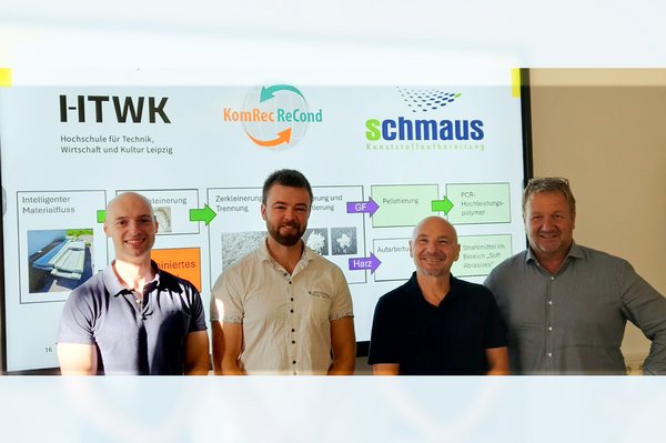 Gruppenfoto, im Hintergrund eine Powerpoint-Präsentationswand