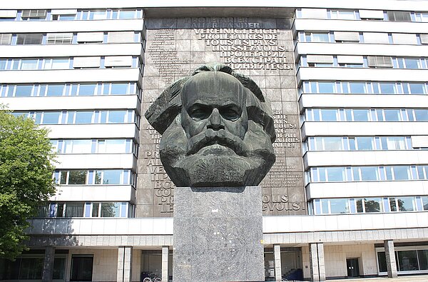 Karl-Marx-Monument, Chemnitz. (Foto: Wikimedia Commons/Kora27) Karl-Marx-Monument, Chemnitz. (Foto: Wikimedia Commons/Kora27)