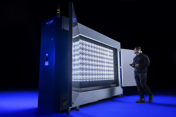 großer Schrank, der Sonnenlicht simuliert, daneben steht Person mit Messgerät in der Hand