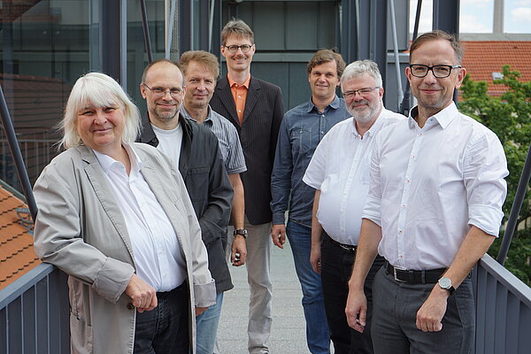 Die Gründungsmitglieder des Instituts für Digitales Lehren und Lernen an der HTWK Leipzig (Foto: HTWK Leipzig) Gruppen der Gründungsmitglieder im Freien, die in die Kamera blicken