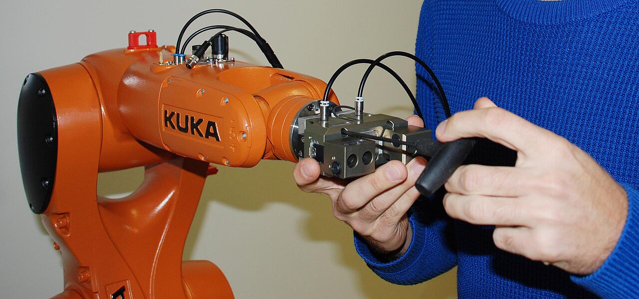 Ein Roboterarm wird mit einem Werkzeug bestückt