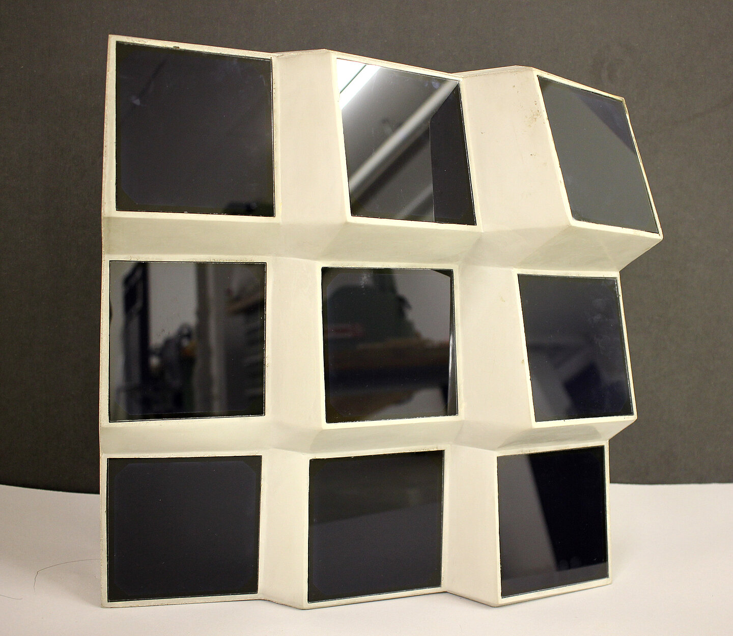 Demonstrator eines Fassadenelements Carbonbeton-Fassadenelelement mit integrierten Solarmodulen in Facetten-Optik