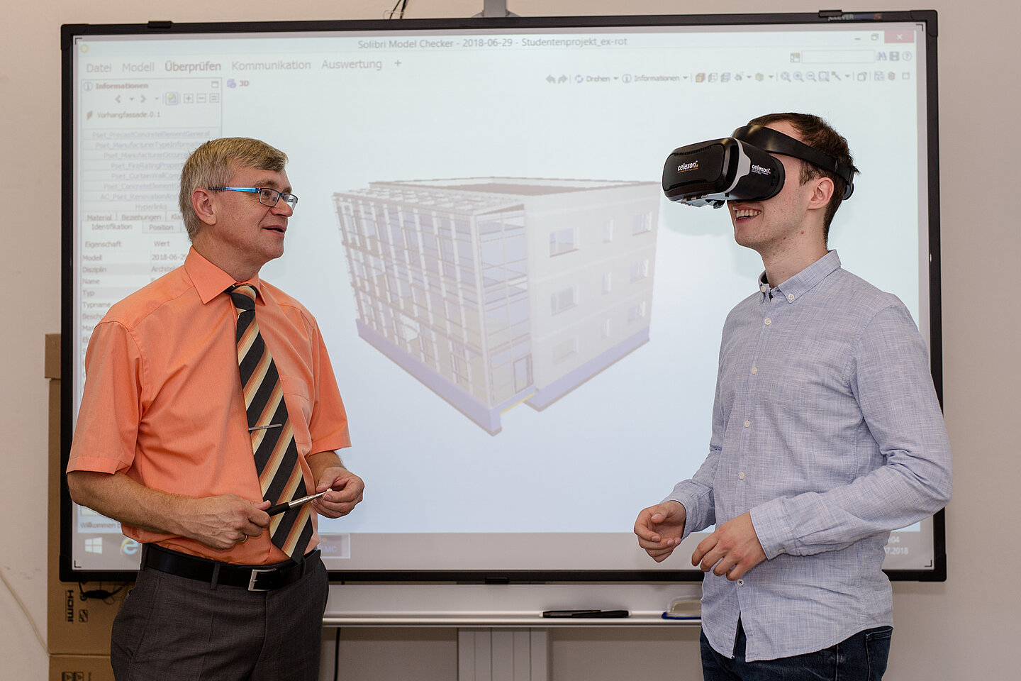 Digitalisierung im Bauwesen Professor Ulrich Möller und Nachwuchsforscher Tom Radisch vor einem virtuellen Modell eines Gebäudes. Radisch trägt eine Virtual-Reality-Brille.