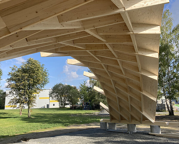 Zollingerdach In Leipzig-Engelsdorf steht ein Demonstrator von Timber Plan Plus, ein Nachfolgemodell des Zollingerdachs, auf einer Wiese.