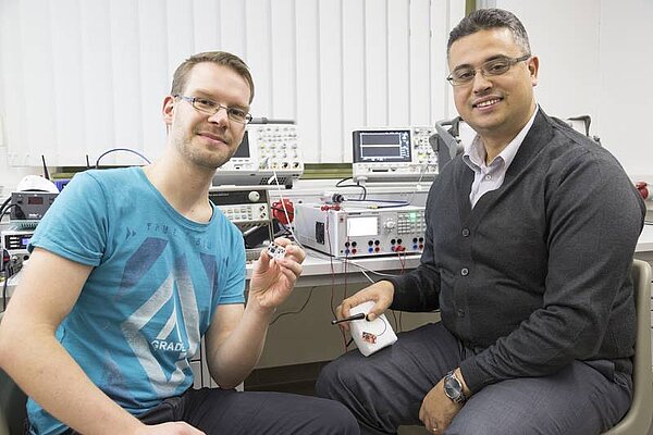 Prof. Faouzi Derbel und Florian Strakosch (Foto: Andreas Schröder/HTWK Leipzig) Professor Faouzi Derbel und Florian Strakosch sitzen nebeneinander