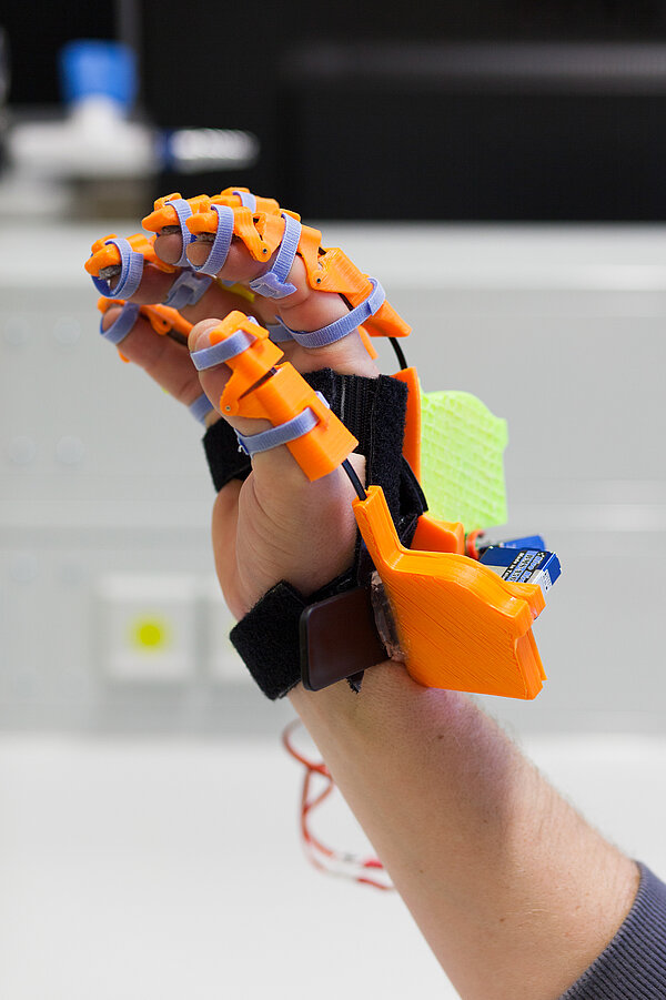 Exohand Die „Exohand“ wird wie ein Handschuh getragen und kann per Motor die einzelnen Finger beugen und strecken.