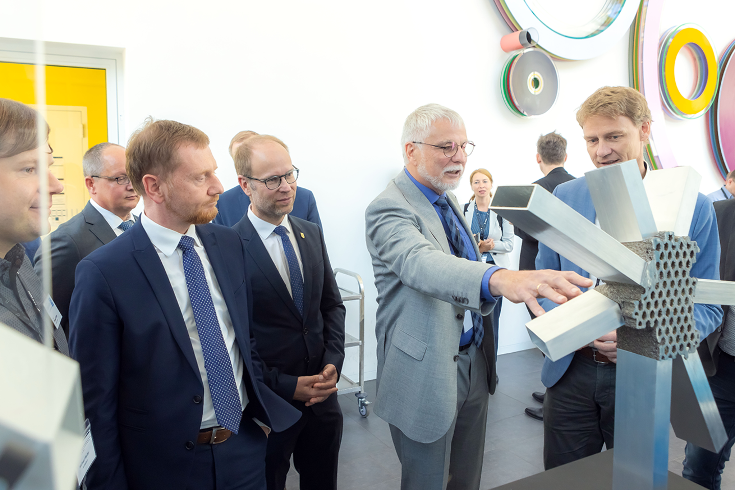 Ministerpräsident Michael Kretschmer und Tagungsleiter Prof. Peter Schulze schauen sich 3D-gedruckte Fassadenelemente von FLEX an