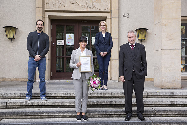 Preisträgerin Ola Al-Dulaimi (2.v.l.) mit Prof. Michael Einhaus, HfTL-Rektorin Prof.in Christiane Springer und IfKom-Bundesvorsitzendem Heinz Leymann (v.l.n.r.)