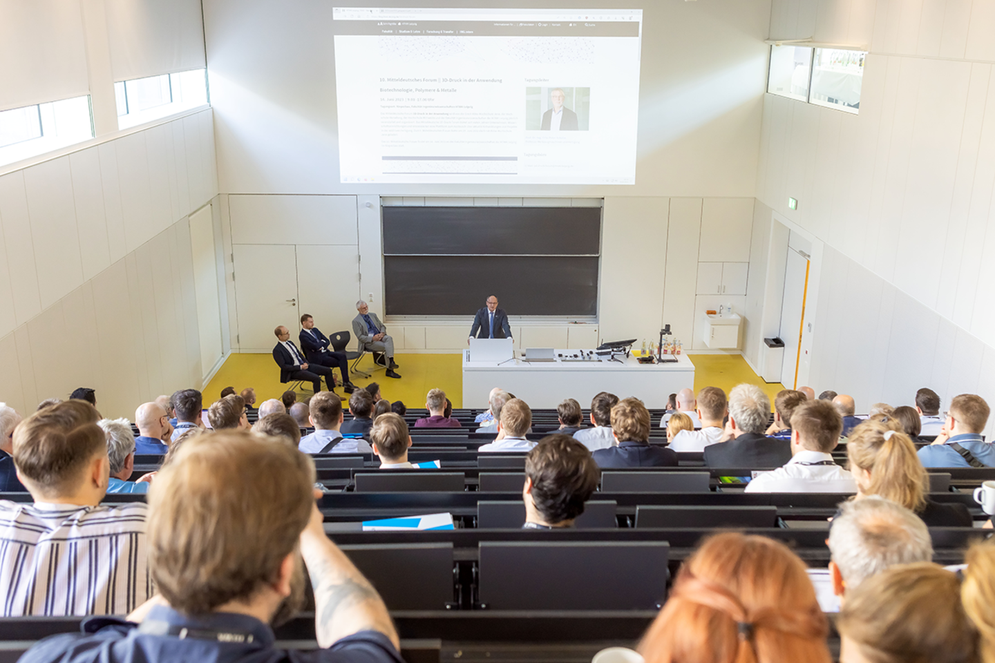 Blick von oben in den Hörsaal nach unten während Rede des Rektors Mietzner HTWK Leipzig beim 3D-Druck Forum 2023