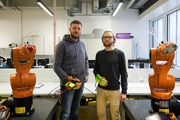 Exohand Die Maschinenbau-Studenten Frank Schmidt und Michael Sanne im Robotiklabor.