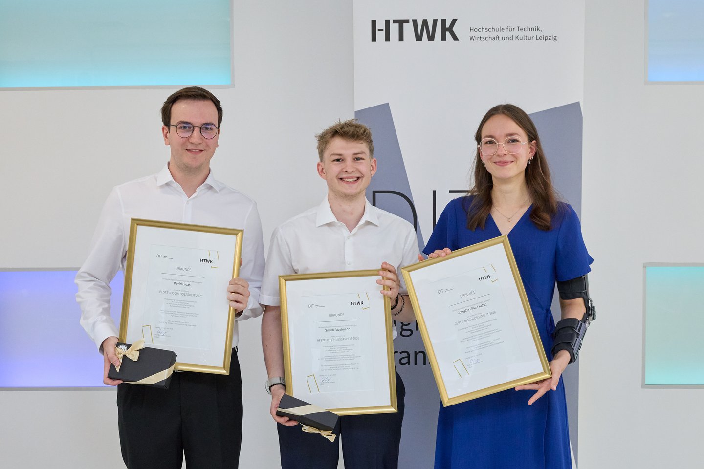 Auszeichnungen für beste Abschlussarbeiteit Studierende erhalten Auszeichnungsurkunden für die beste Abschlussarbeit