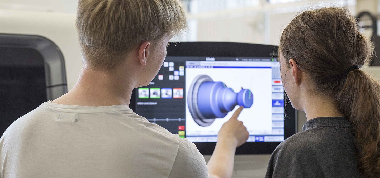 Studenten arbeiteden mit Konstruktionssoftware