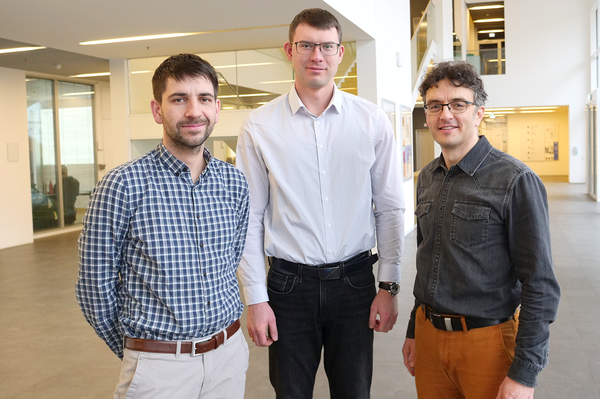 Dr.-Ing. Dmytro Rassokhin (Mitte) mit seinen Teamkollegen Dr.-Ing. Michael Kucher (links) und Dr.-Ing. Tobias Flath (rechts); Foto © Anika Schreyer HTWK Leipzig