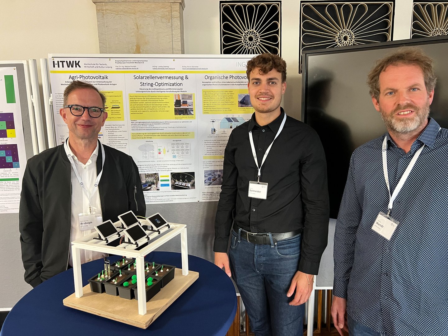 Ostdeutsches Energieforum - Team Prof. Rudolph drei Männer stehen vor einem Photovoltaik-Modell
