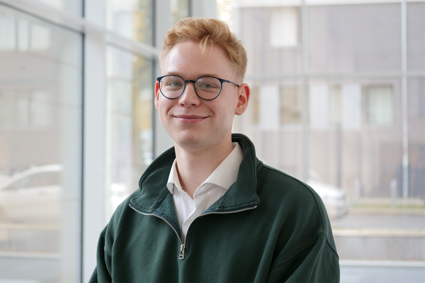 Portraitfoto - bei Verlinkung führt Link auf Mitarbeiterwebsite