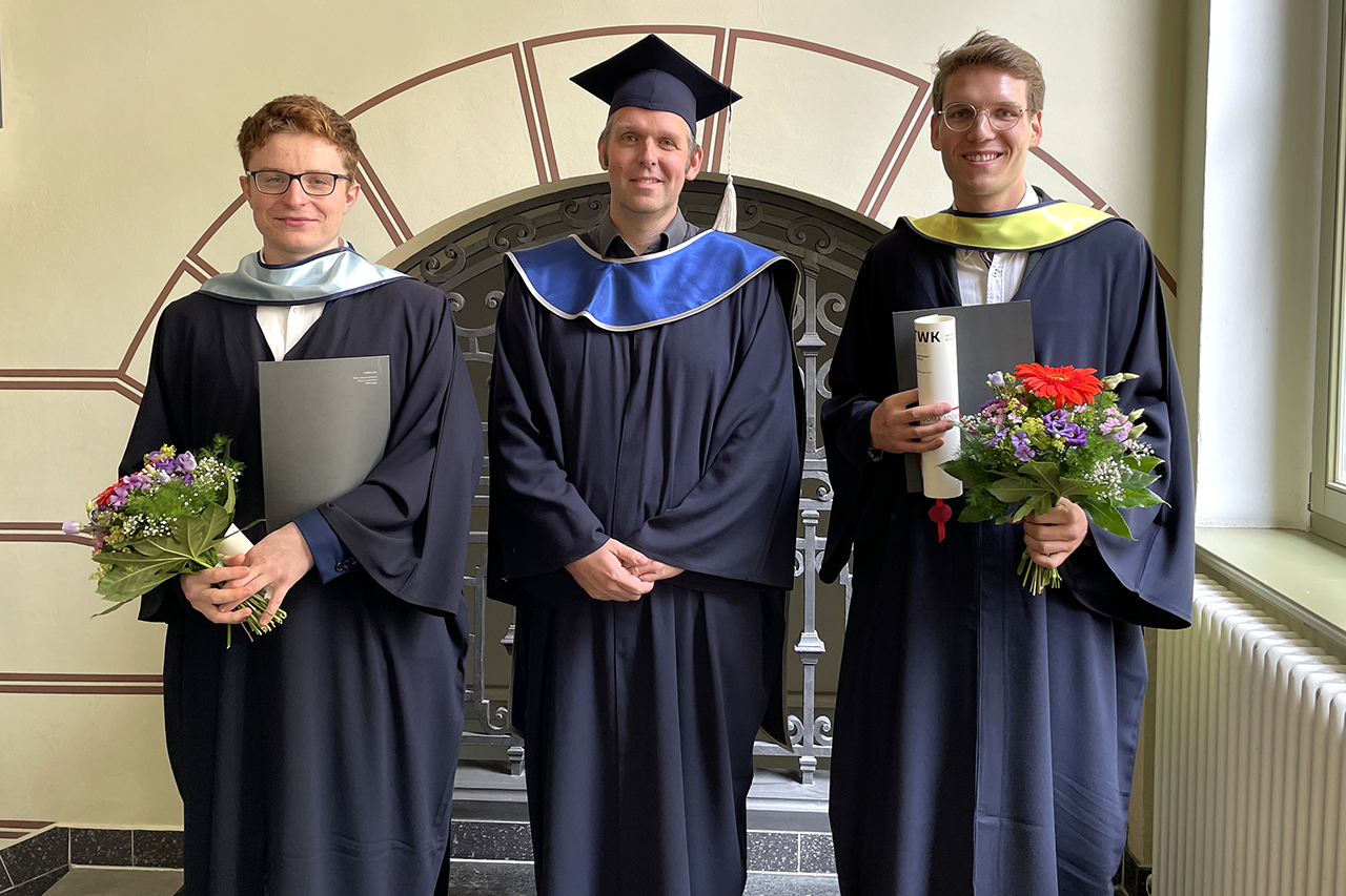 Karl-Kolle-Preisträger 2022 Willi Zschiebsch (links) und Anton Thomé (rechts) mit Prof. Robert Böhm © a_S HTWK Leipzig