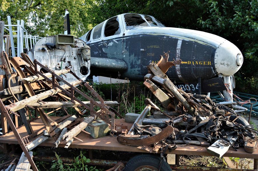 Foto eines Flugzeugwracks/Verlinkung führt zur Projektwebsite