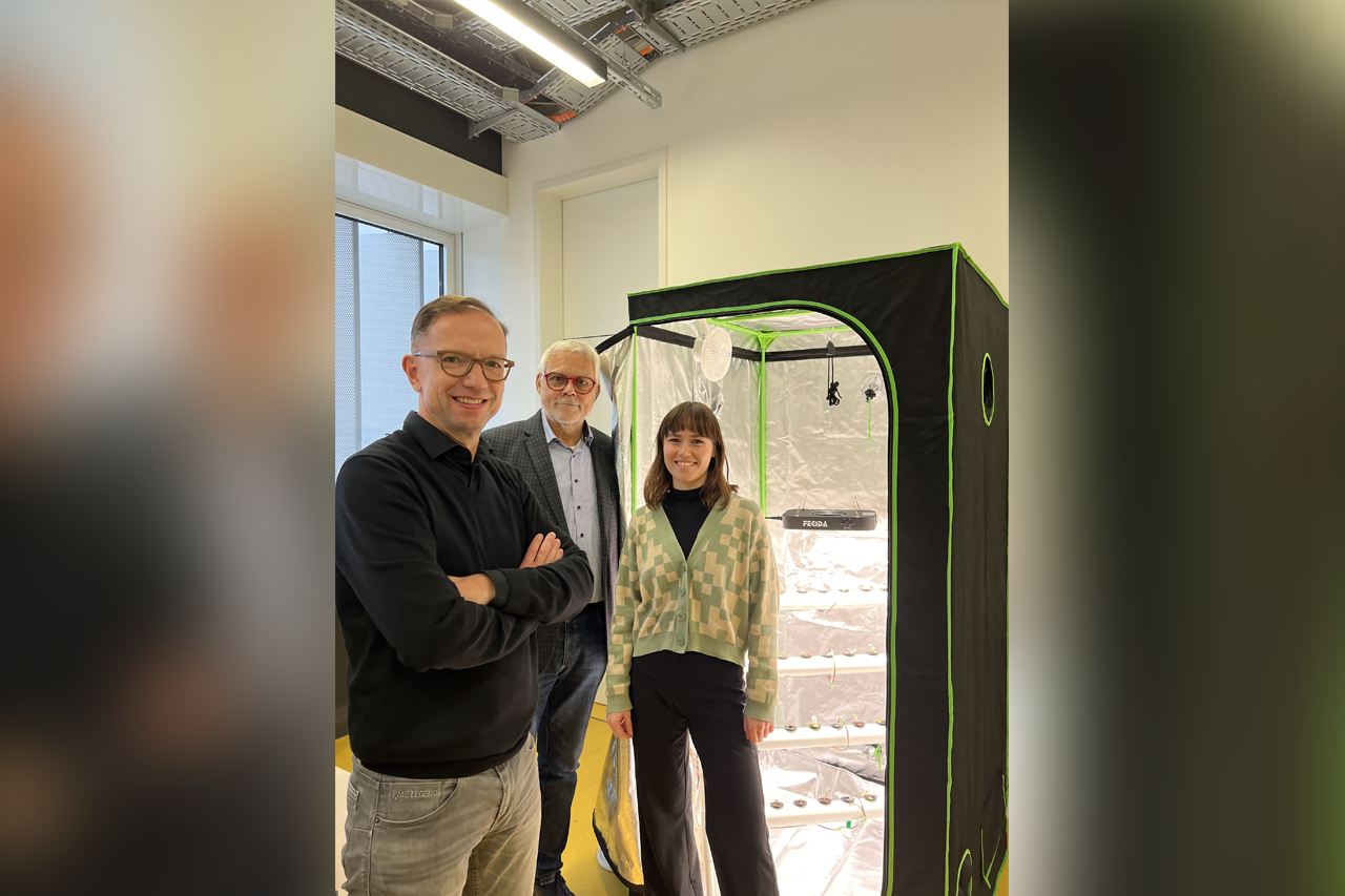 Gruppenfoto, im Hintergrund Growbox