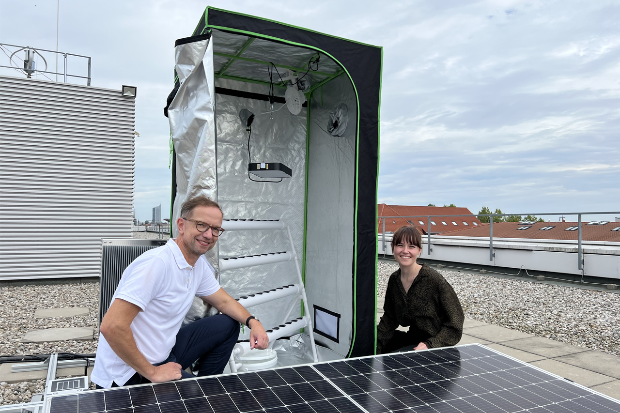 Foto mit Solarmodul und Growbox auf dem Dach der Fakultät/Verlinkung führt zur Projektwebsite 