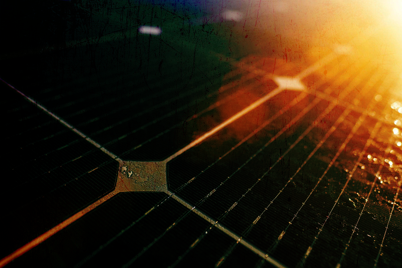 Nahaufnahme eines Solarmoduls, Licht rot gelb/Verlinkung führt zur Projektwebsite