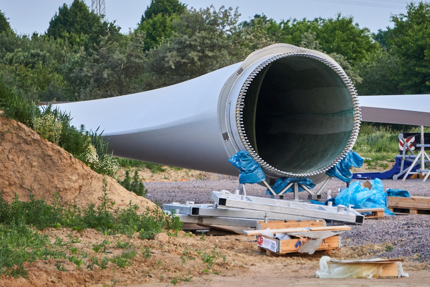 Foto eines Rotorblattes eines Windrades, Rotorblatt liegt auf Boden, man kann reinschauen/bei Verlinkung führt Link zur Projektwebsite