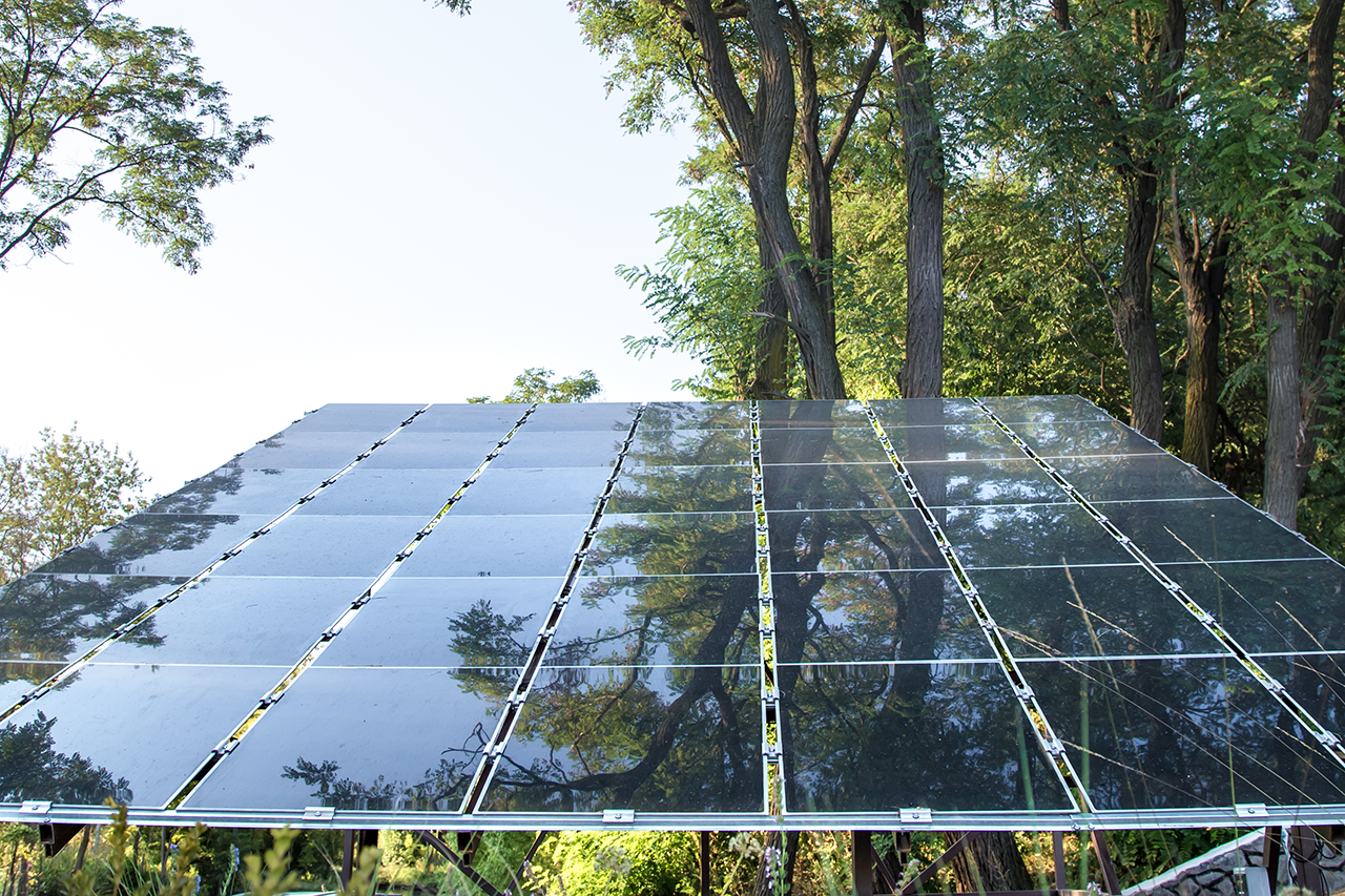 Symbolbild Projekt zur Agrar-Photovoltaik/PhotovoltaikPanel in der Sonne/bei Verlinkung führt Link zur Projektwebsite