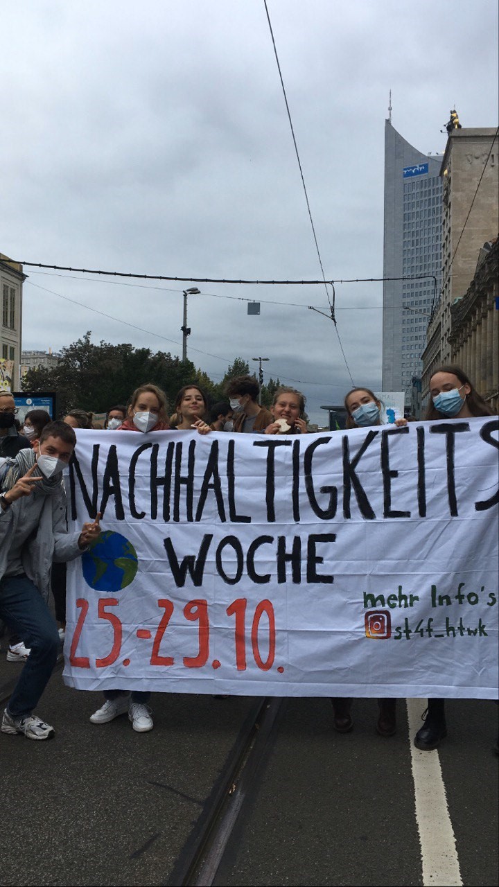 Vom 25. bis 29.10.2021 laden die „Students for Future HTWK“ zu einem abwechslungsreichen Programm ein (Foto: S4F/HTWK Leipzig) junge Leute mit PLakat auf Straße für Klimagerechtigkeit